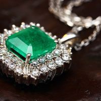 ngọc lục bảo đá quý thần số học