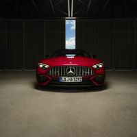 Trên các mẫu xe nhỏ gọn của Mercedes-AMG trước đây, động cơ M139 4 xi-lanh không có hệ thống tăng áp khí thải điện sẽ được đặt theo chiều ngang. Còn ở SL 43, động cơ M139 được đặt theo chiều dọc.