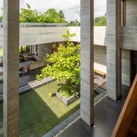 Biệt thự như khối hộp rỗng giữa đồi cây