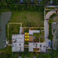 Biệt thự như khối hộp rỗng giữa đồi cây