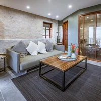 Mặc dù diện tích phòng rộng rãi nhưng vẫn đem lại cảm giác ấm áp, gần gũi khi nghỉ ngơi tại đây