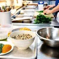 Kỹ thuật “Mise en place” đảm bảo mọi thứ luôn có mặt và sẵn sàng khi nấu nướng.
