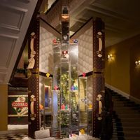 Chiêm ngưỡng cây thông Giáng sinh Claridge's 2023 của Louis Vuitton