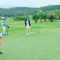 Sân golf bao gồm 27 hố đạt tiêu chuẩn quốc tế. Ảnh: Golfgroup
