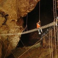Hình ảnh người khai thác yến sào trong một hang động yến. Chỉ nhìn thôi ta cũng thấy nguy hiểm rình rập.