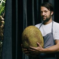 René Redzepi rất thích được chụp hình cùng những nguyên liệu tự nhiên từ vườn