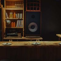 Thưởng cocktail với âm nhạc vinyl độc lạ