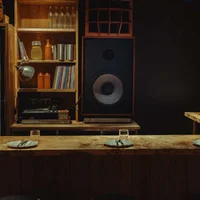 Thưởng cocktail với âm nhạc vinyl độc lạ