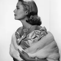 van-cleef-arpels-grace-kelly-cover-555-740@3x.jpg.webp