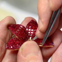 van-cleef-arpels-mystery-set-specialist-video-990-990.jpg.webp