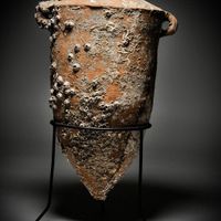 Bình rượu Amphora bằng gốm được phát hiện từ một vụ đắm tàu của người Phoenician đi giao thương