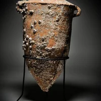 Bình rượu Amphora bằng gốm được phát hiện từ một vụ đắm tàu của người Phoenician đi giao thương