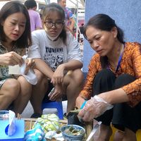 Thực khách thưởng thức món cháo gõ trong Festival Thu Hà Nội 2023. Ảnh: Quỳnh Mai.
