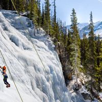 Du lịch đi bộ trên băng và leo băng tại Maligne Canyon, Jasper