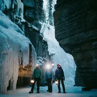 Du lịch đi bộ trên băng và leo băng tại Maligne Canyon, Jasper