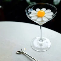 Món tráng miệng hình hoa cúc được làm từ dứa Ecuado với cách bài trí nhẹ nhàng, tinh tế