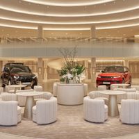 JLR Việt Nam ra mắt trung tâm trưng bày "Morden Luxury" đầu tiên trên thế giới tại Hà Nội, với không gian đẳng cấp và sang trọng, thể hiện tầm nhìn "Ngôi nhà thương hiệu".