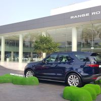 JLR Việt Nam ra mắt trung tâm trưng bày "Morden Luxury" đầu tiên trên thế giới tại Hà Nội, với không gian đẳng cấp và sang trọng, thể hiện tầm nhìn "Ngôi nhà thương hiệu".