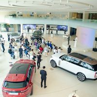 JLR Việt Nam ra mắt trung tâm trưng bày "Morden Luxury" đầu tiên trên thế giới tại Hà Nội, với không gian đẳng cấp và sang trọng, thể hiện tầm nhìn "Ngôi nhà thương hiệu".