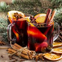 Món rượu nấu từ vang, cam tươi và nhiều gia vị khác
