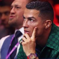 Ronaldo lái siêu xe tiền tỷ, đeo nhẫn kim cương khi cùng cậu cả đi dự sự kiện