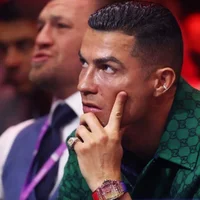 Ronaldo lái siêu xe tiền tỷ, đeo nhẫn kim cương khi cùng cậu cả đi dự sự kiện