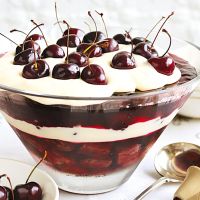 Món bánh Trifle là món ăn tráng miệng được làm từ cốt bánh bông lan, kem custard, kem chanility, thạch và trái cây