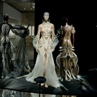 Triển lãm “Iris van Herpen: Sculpting the Senses” ở bảo tàng Pháp