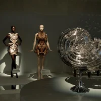 Triển lãm “Iris van Herpen: Sculpting the Senses” ở bảo tàng Pháp