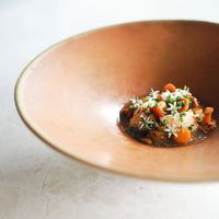 Món Onion Custard được Chef Michael Wilson kết hợp công phu nhiều loại nguyên liệu, với cách xử lý tỉ mẩn để chiết xuất nên hương vị tinh túy