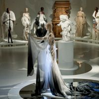 Triển lãm “Iris van Herpen: Sculpting the Senses” ở bảo tàng Pháp
