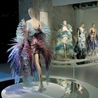Triển lãm “Iris van Herpen: Sculpting the Senses” ở bảo tàng Pháp