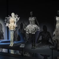 Triển lãm “Iris van Herpen: Sculpting the Senses” ở bảo tàng Pháp