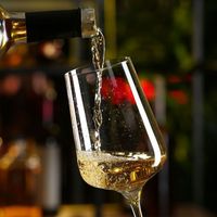 Thử rượu là công việc đòi hỏi sự nhạy cảm của vị giác, sự kiên nhẫn và tâm hồn phong phú