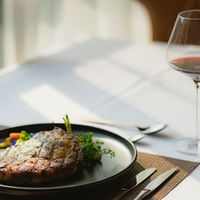 Rượu vang đỏ và thịt bò là cặp đôi hoàn hảo