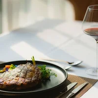 Rượu vang đỏ và thịt bò là cặp đôi hoàn hảo