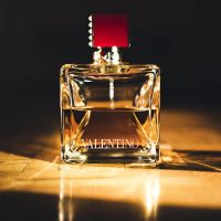 Top-10-chai-nuoc-hoa-Valentino-duoc-ua-chuong-nhat-8.webp