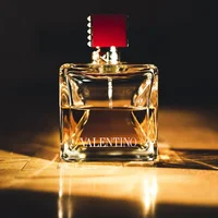 Top-10-chai-nuoc-hoa-Valentino-duoc-ua-chuong-nhat-8.webp