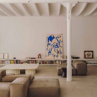 MESURA biến hóa nhà xưởng ở Barcelona thành phòng trưng bày nghệ thuật tối giản