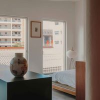 MESURA biến hóa nhà xưởng ở Barcelona thành phòng trưng bày nghệ thuật tối giản
