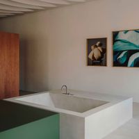 MESURA biến hóa nhà xưởng ở Barcelona thành phòng trưng bày nghệ thuật tối giản