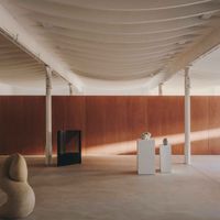 MESURA biến hóa nhà xưởng ở Barcelona thành phòng trưng bày nghệ thuật tối giản