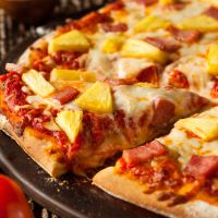 Món pizza có dứa, ngô, ớt chuông và đậm hương vị nhiệt đới thực sự lạ lẫm với người Ý