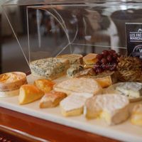 Chiếc xe “cheese trolley” đầy ắp phô mai tươi của nhà Les Freres Marchand lừng danh đến từ vùng Nancy (Pháp)