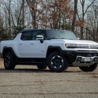 Tesla Cybertruck vượt qua GMC Hummer EV trong cuộc đọ sức kéo
