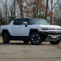 Tesla Cybertruck vượt qua GMC Hummer EV trong cuộc đọ sức kéo