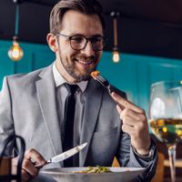 Vén màn bí mật đằng sau công việc "ăn uống" của Thanh tra Michelin