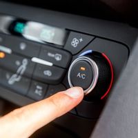 kính lái xe ô tô bị mờ