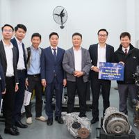 Ông Trương Kim Phong - Trao tặng động cơ và hộp số xe tại ĐH Giao Thông Vận Tả