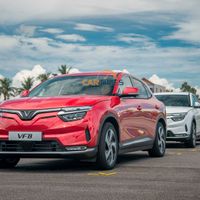 Hàng trăm xe điện VinFast VF 8 và VF e34 tiếp tục đến tay khách hàng trong tháng 1/2023